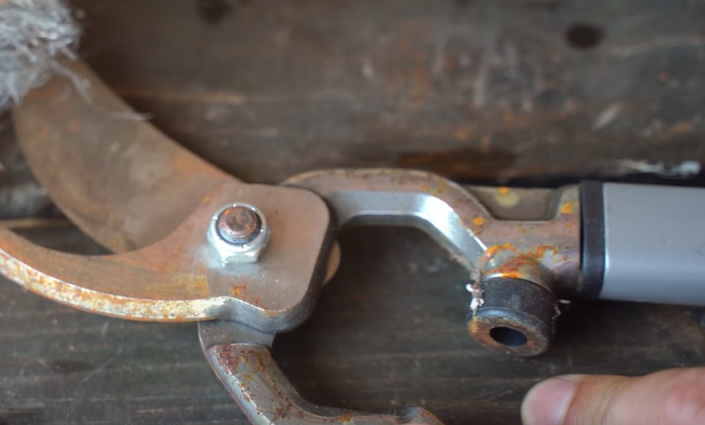 Use White Vinegar and Steel Wool to Clean Your Tools