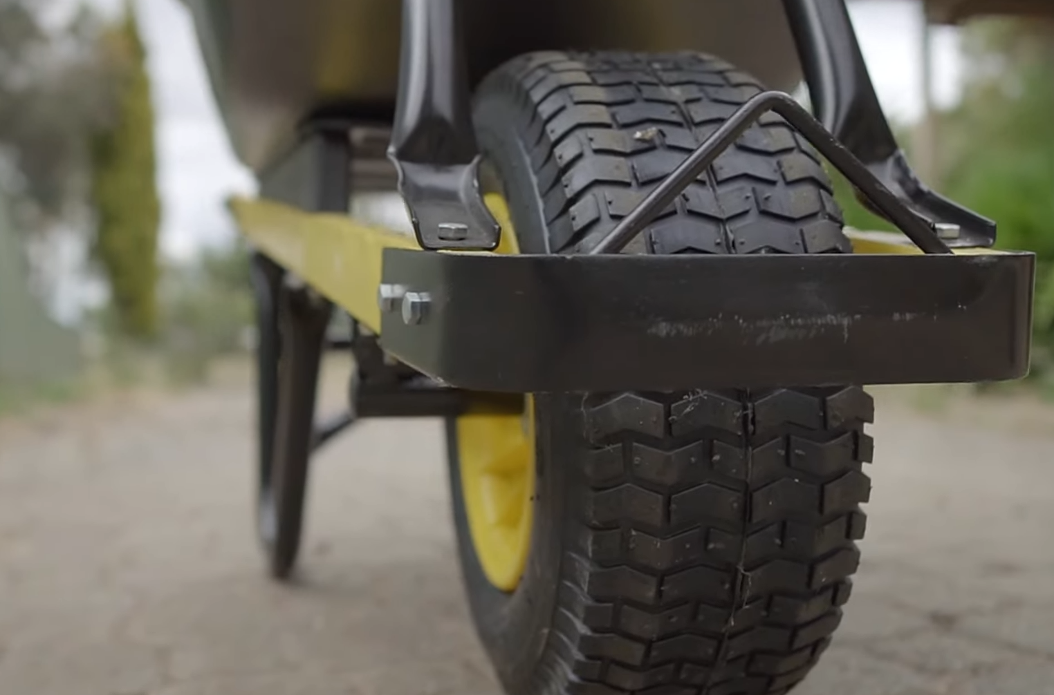 How Much Weight Can a Wheelbarrow Hold? GardenProfy