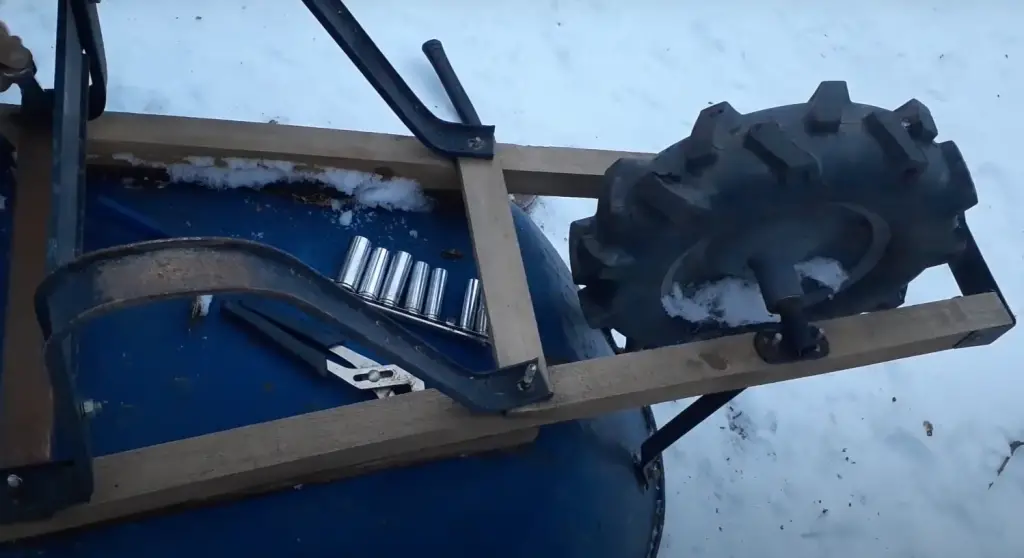 How do you preserve wheelbarrow handles?