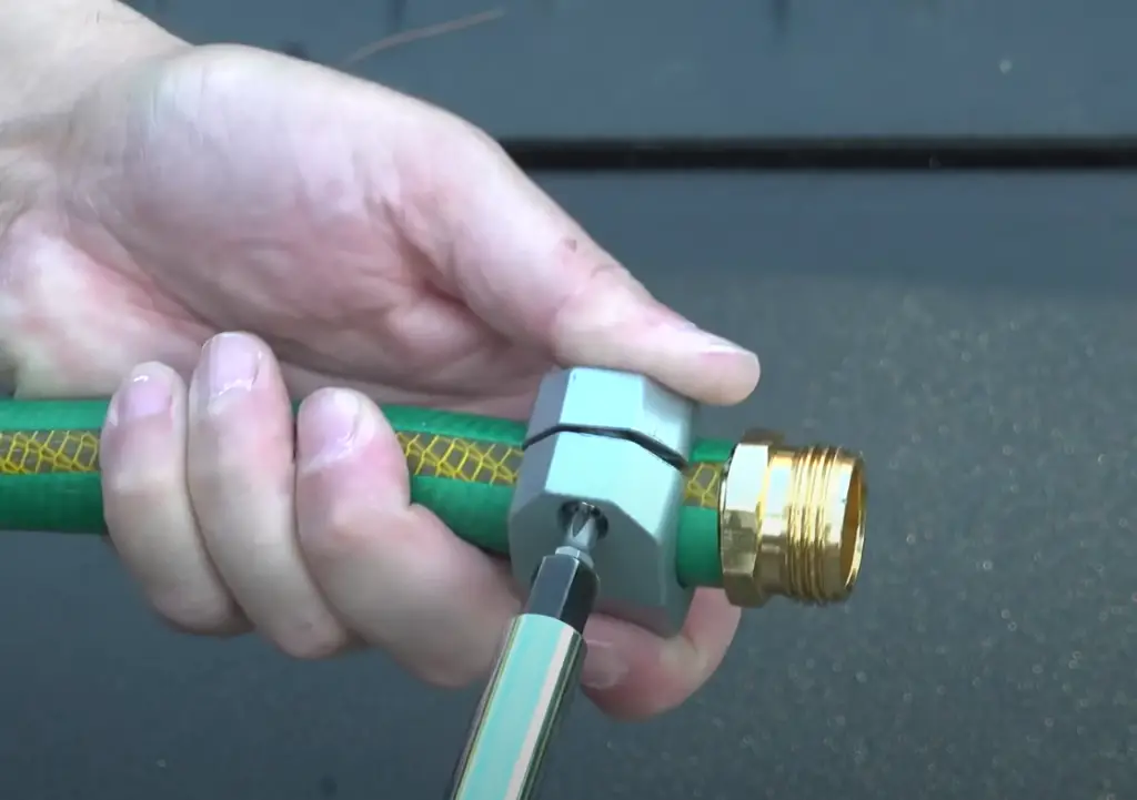 How does a hose mender work?
