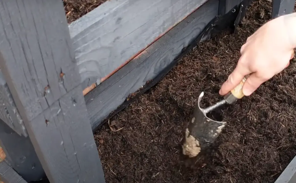 How do you make a planter box out of a pallet?