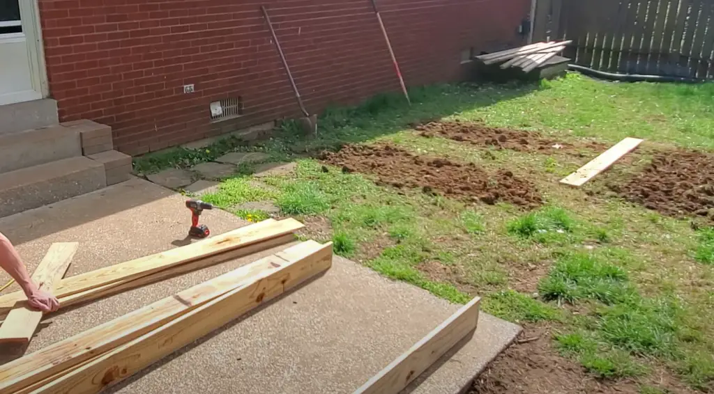 What are the benefits of lining a raised bed with fabric?