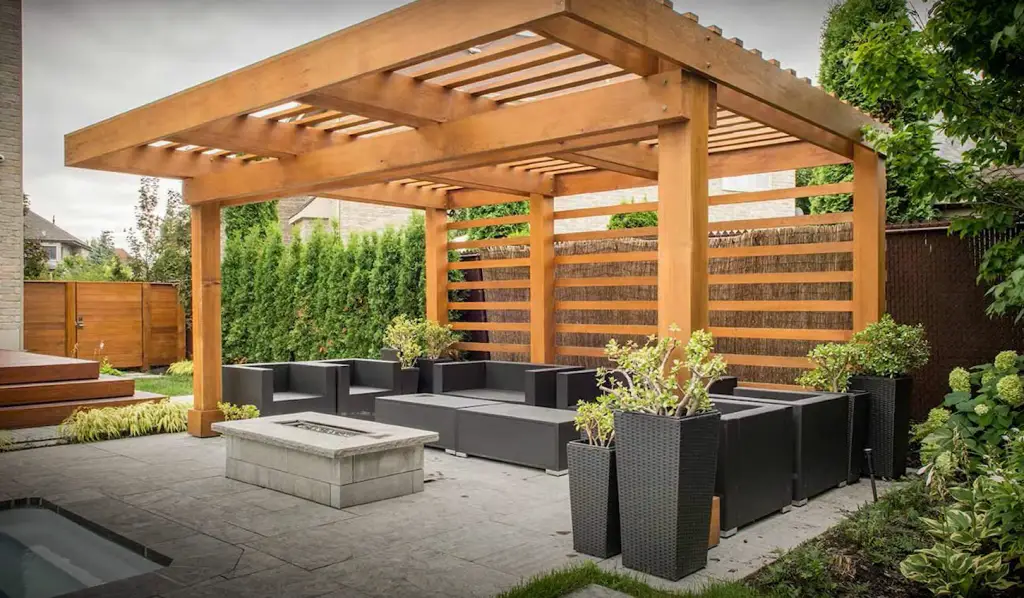 What is the difference between pergola and gazebo?