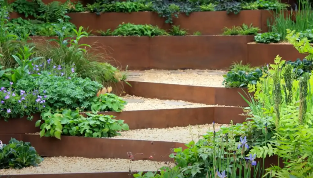 Do garden steps need an overhang?