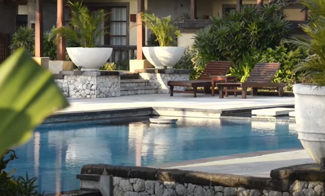 Pool Landscaping Ideas for Privacy - GardenProfy